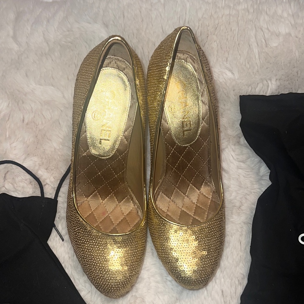 Gold sequin Chanel pumps! Made in Italy